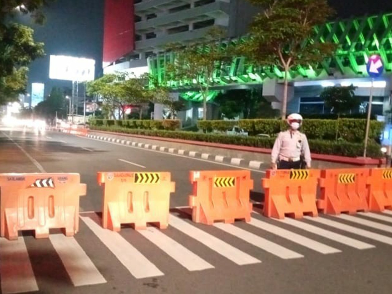 Petugas Kepolisian menjaga jalan Pandaran Kota Semarang