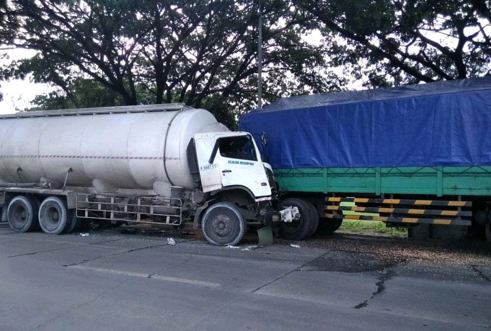 Truk tangki menubruk truk gandeng