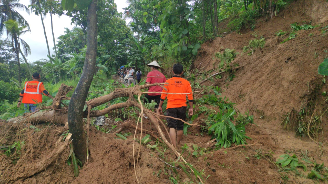 proses evakuasi tanah longsor yang terjadi di Dukuh Tumpuk, Desa Rahtawu, Kecamatan Gebog