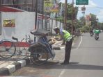 Wujudkan Kepedulian, Satlantas Polres Kudus Bagikan Nasi Kotak