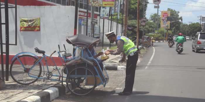 Wujudkan Kepedulian, Satlantas Polres Kudus Bagikan Nasi Kotak