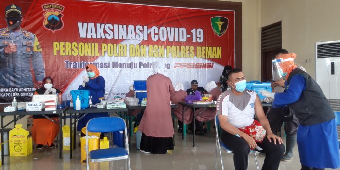 Anggota Kapolres Demak dan wartawan