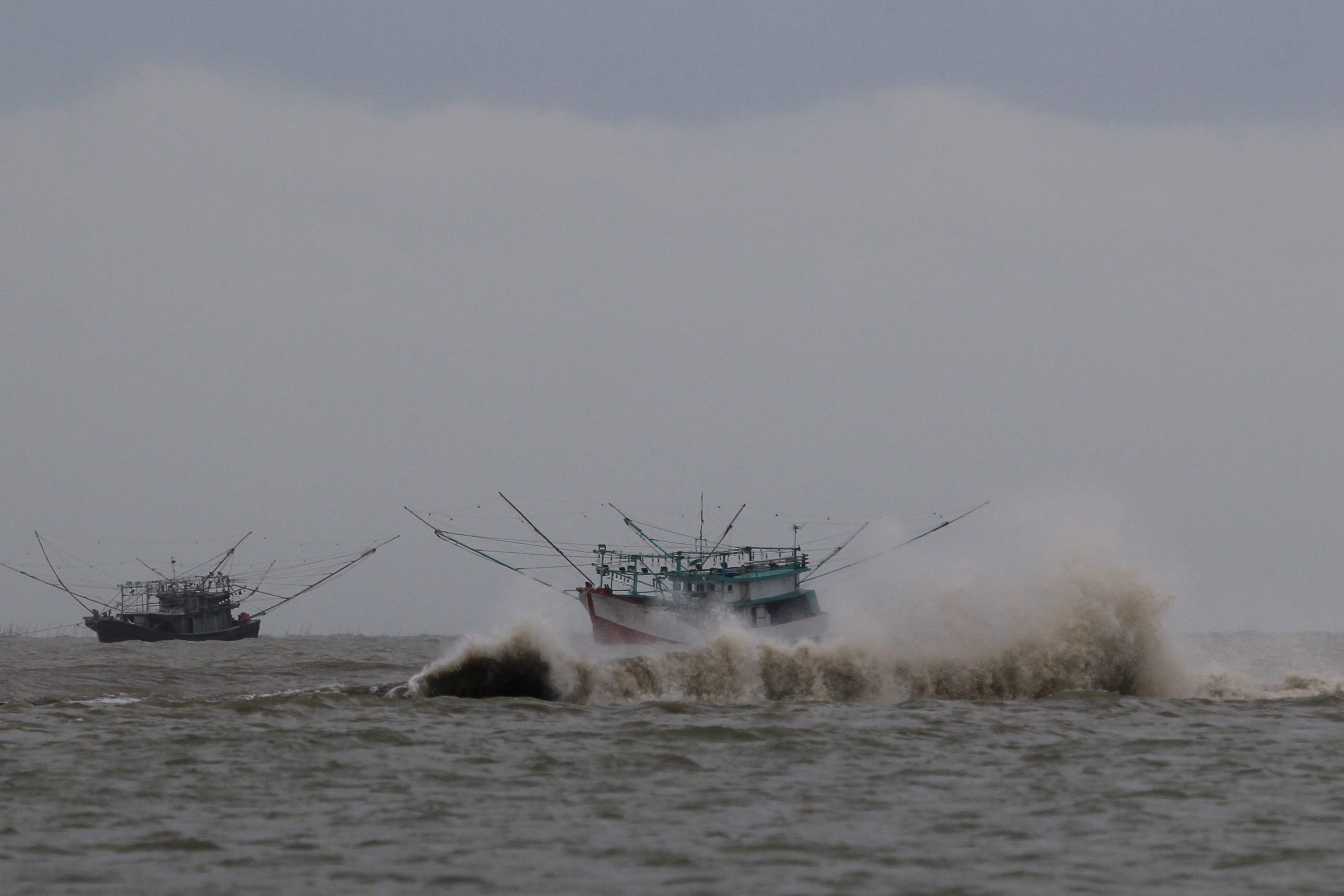 Nelayan lego jangkar di pesisir pantai