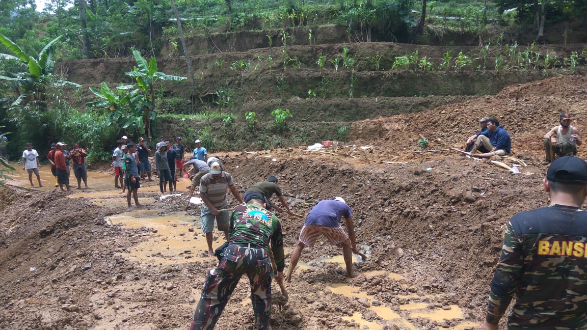 tanah longsor di Desa Cikadu dan Desa Bongas, Kecamatan Watukumpul