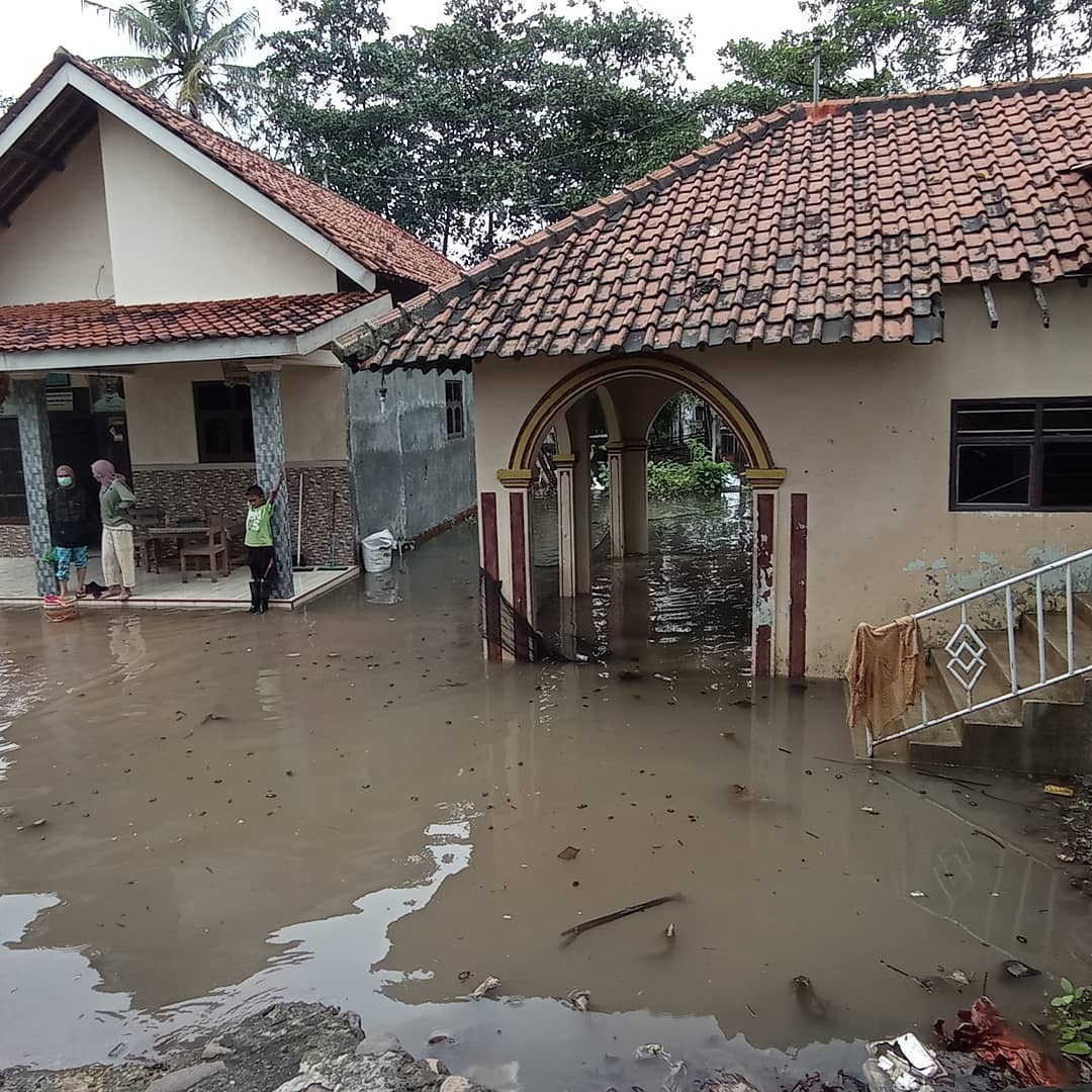 Rumah warga Desa Samong, Kecamatan Ulujami tergenang banjir