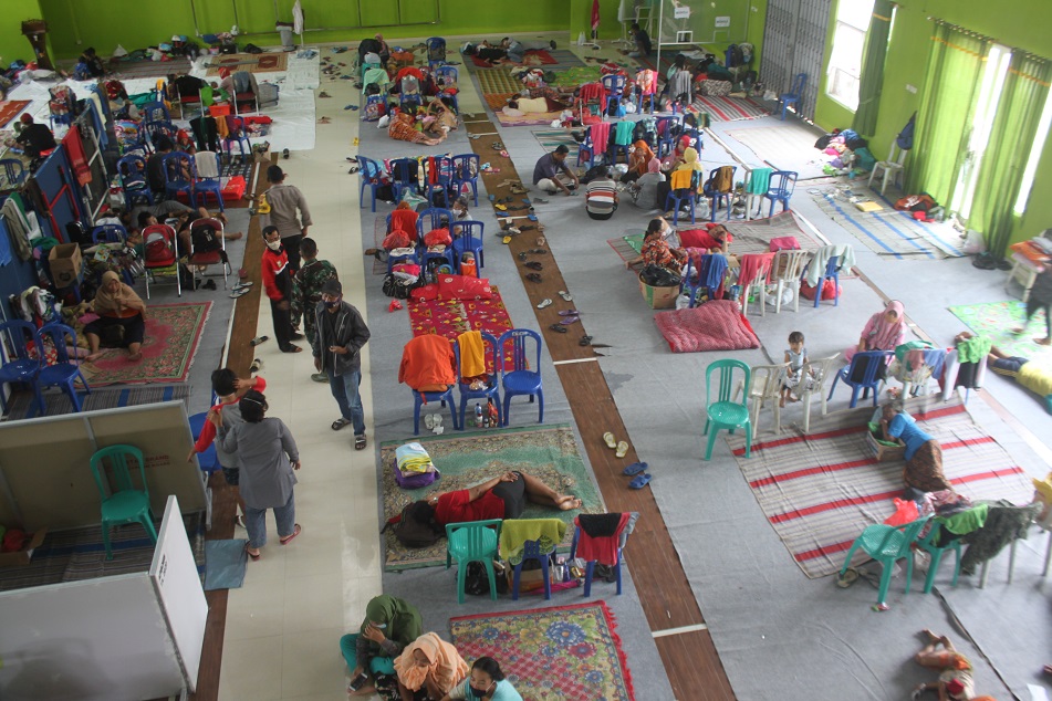warga Dukuh Gendok, Desa Jati Wetan, Kecamatan Jati yang mengungsi di Balai Desa Jati Wetan