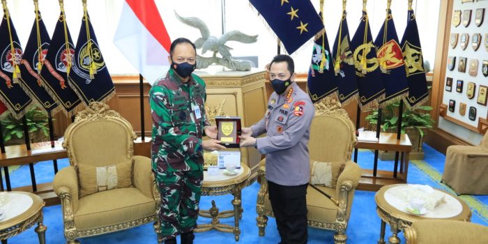 Kapolri Jenderal Listyo Sigit Prabowo mengunjungi Kepala Staf Angkatan Udara (KSAU) Marsekal Fadjar Prasetyo
