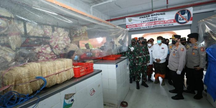 Cek Penegakan Prokes, Panglima TNI dan Kapolri Kelilingi Dua Pasar di Bali