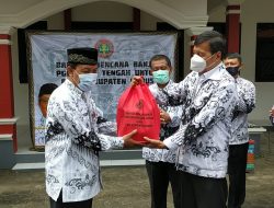 PGRI Jateng Serahkan Bantuan Kepada Guru Terdampak Banjir