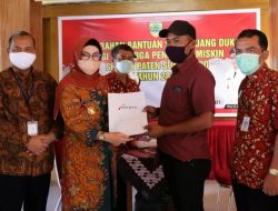 Serahkan Uang Duka Senilai 2 Miliar