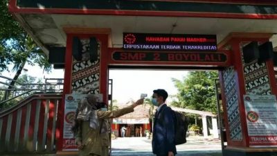 diukur suhu tubuhnya dengan alat termogun