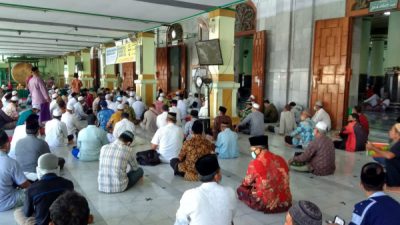 Suasana pengajian offline di Masjid Kauman Semarang