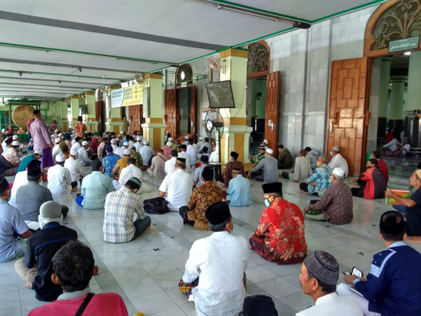 Suasana pengajian offline di Masjid Kauman Semarang