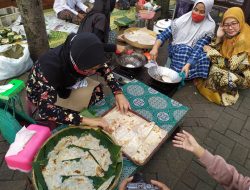 Sajikan Intip Ketan di Kompleks Menara Kudus
