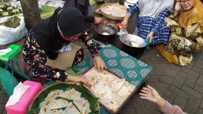 Sajikan Intip Ketan di Kompleks Menara Kudus