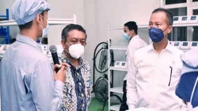 Agus Gumiwang Kartasasmita (kanan) didampingi Arus Gunawan (kiri) saat menijau perakitan GeNoSe C 19