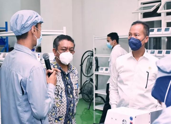 Agus Gumiwang Kartasasmita (kanan) didampingi Arus Gunawan (kiri) saat menijau perakitan GeNoSe C 19