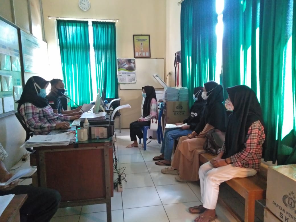 Sejumlah masyarakat yang sedang menunggu giliran untuk mengurus surat keterangan catatan kepolisian (SKCK) di Polres Pemalang