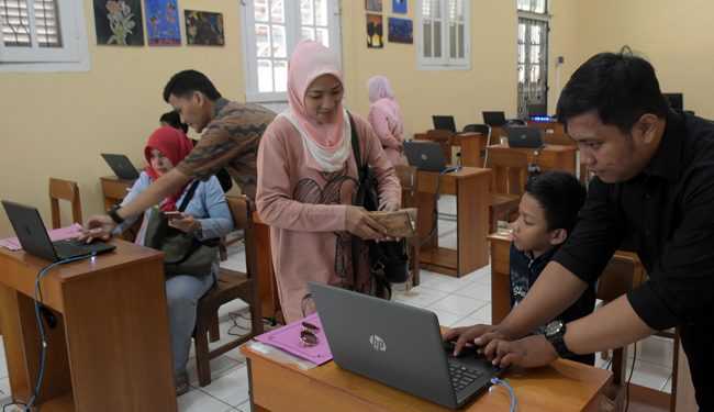 Sejumlah wali murid mendampingi anaknya mendaftar sekolah secara online.