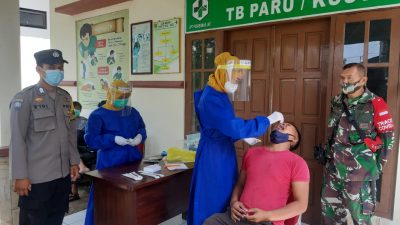 Tim Puskesmas Jati saat melaksanakan tes rapid antigen