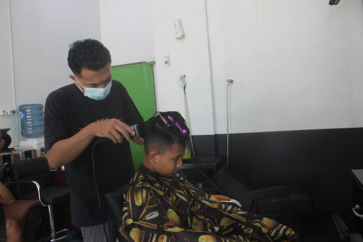 Pegawai barbershop