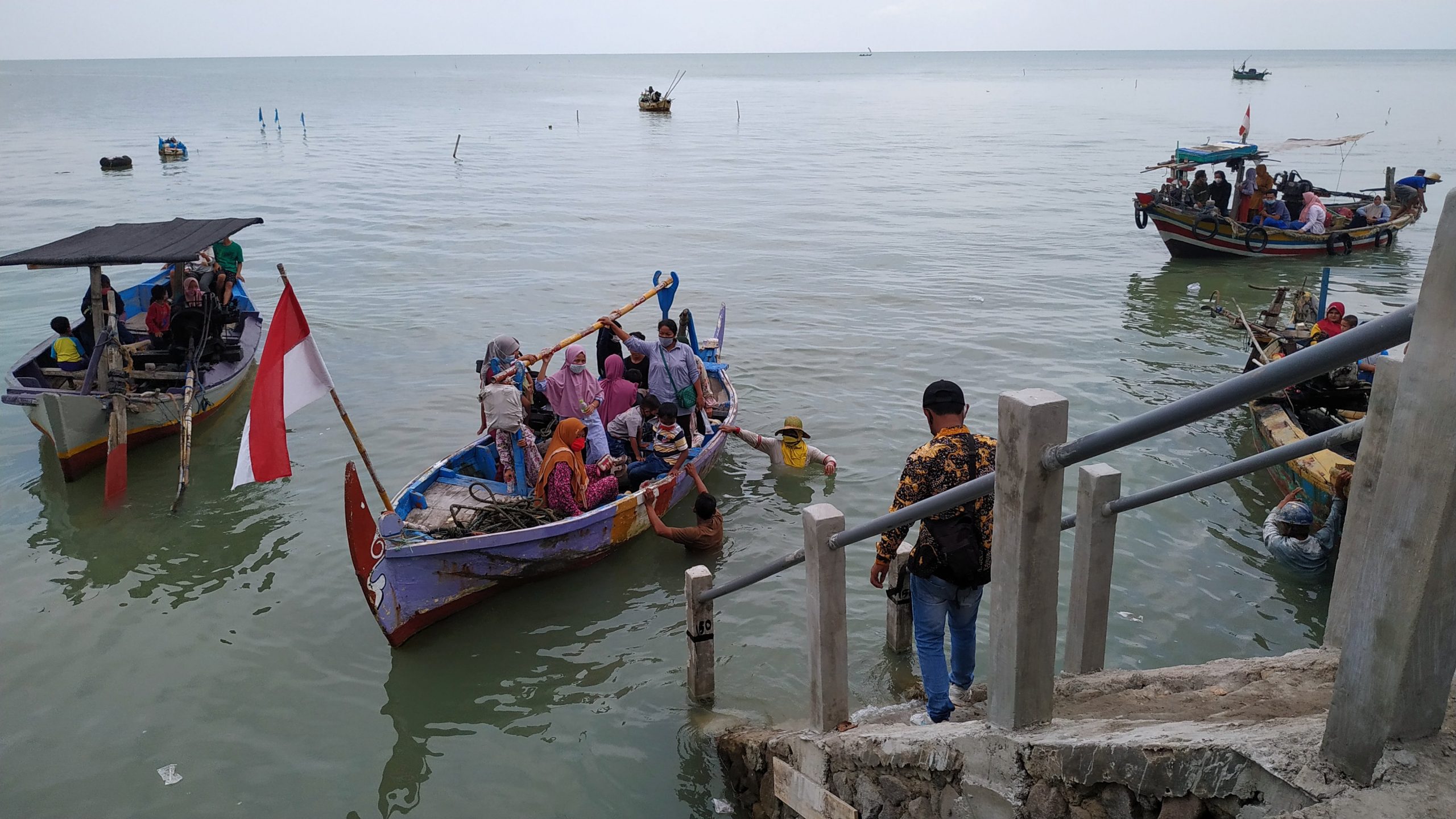 Pengunjung Pantai Binangun Lasem