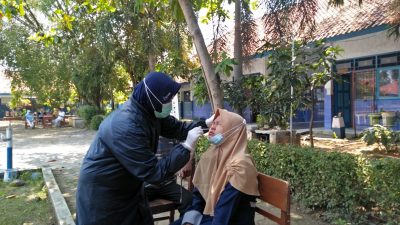 Siswa SMP N 3 Pemalang sedang menjalani pemeriksaan