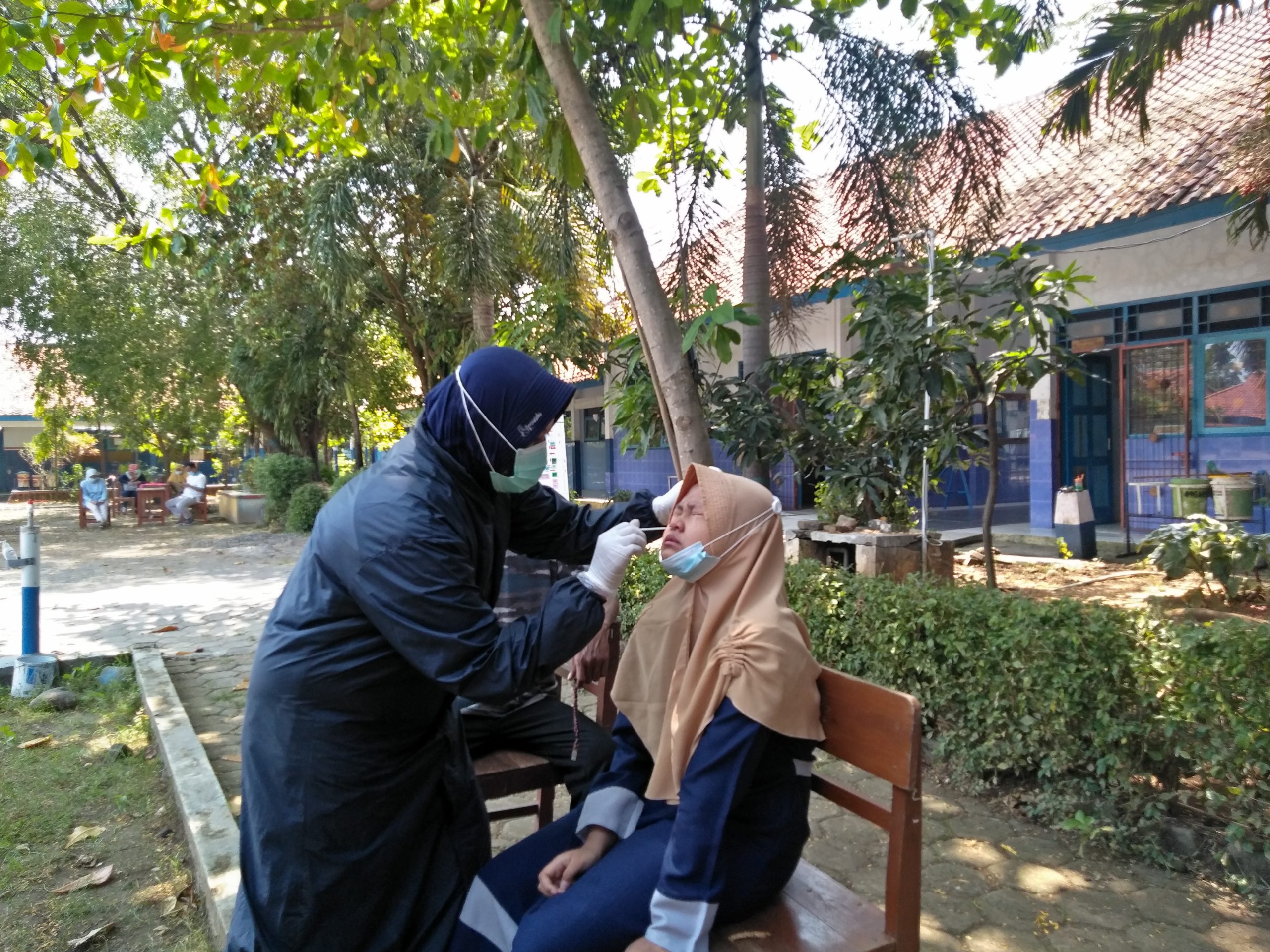 Siswa SMP N 3 Pemalang sedang menjalani pemeriksaan