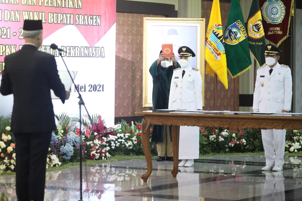 Gubernur Jawa Tengah Ganjar Pranowo melantik Bupati dan Wakil Bupati Kabupaten Demak dan Kabupaten Sragen