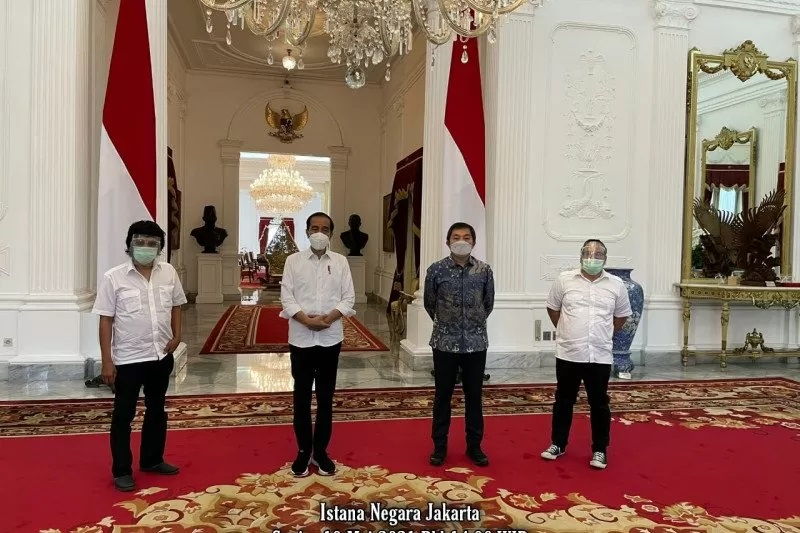 Adian Napitupulu (kiri) bersama sejumlah tokoh mantan aktivis 98, bertemu Presiden Jokowi