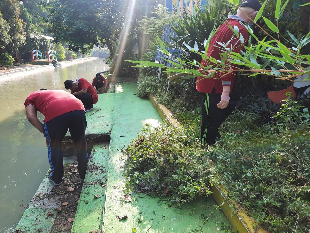 bersih-bersih di Taman Kalituntang