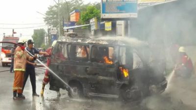 Usai Mengisi BBM, Mobil Angkutan Terbakar
