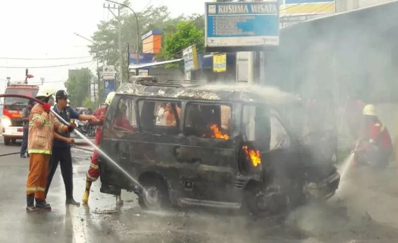 Petugas pemadam kebakaran