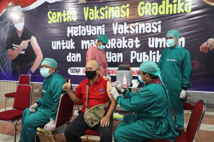 Pelaksanaan vaksinasi di Sentra Vaksin Grhadika