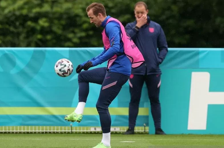 Striker Tottenham Hotspur yang juga kapten timnas Inggris Harry Kane saat latihan