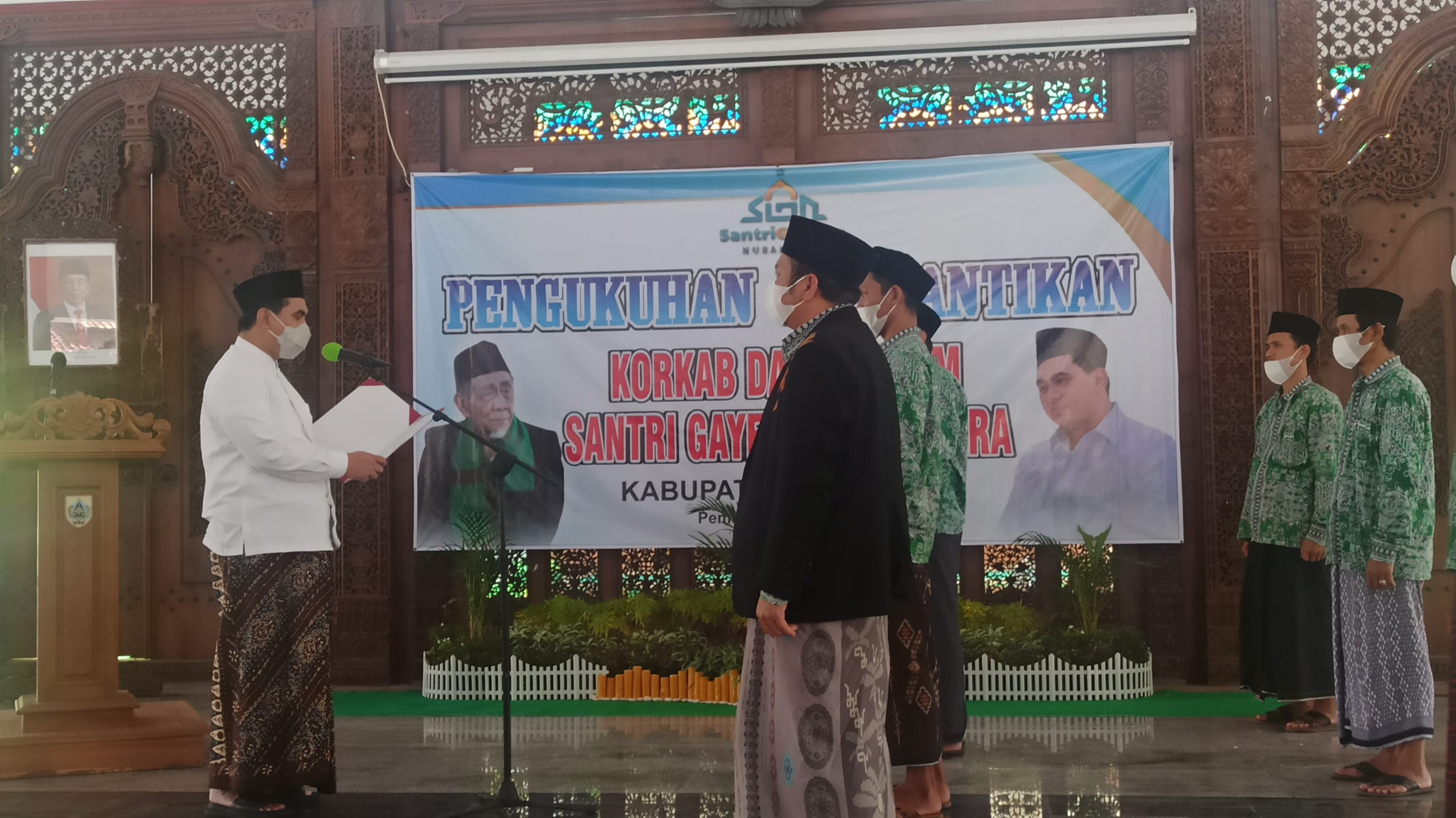 Wakil Gubernur Jawa Tengah, Taj Yasin Maimoen sedang melantik Santri Gayeng Nusantara (SGN)