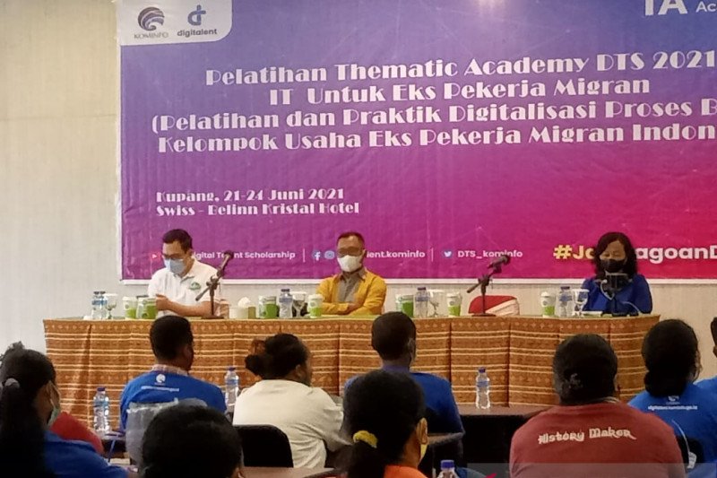 kegiatan pelatihan dan praktik digitalisasi proses bisnis kelompok usaha eks pekerja migran Indonesia di Kupang