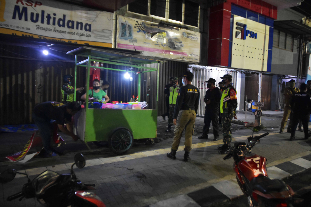 Satpol PP Kota Semarang Lakukan Penertiban PKL di Jalan Gajah Mada