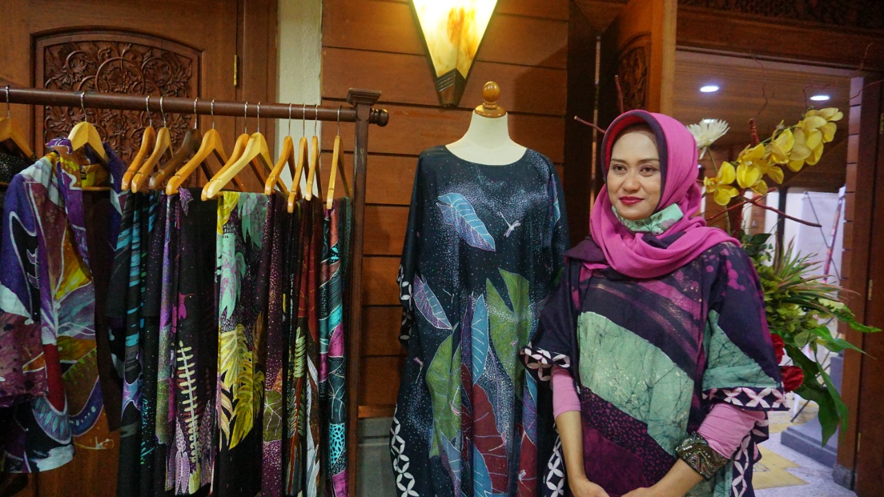 Perancang Busana Dyah Kuncoro memamerkan produk unggulannya di Ajang Industri Kecil Menengah (IKM) Fashion Award 2021