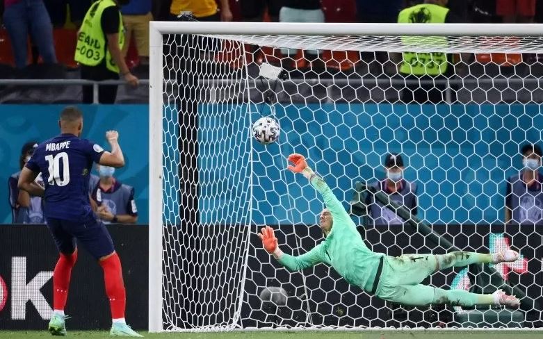 Tendangan penalti pemain kesebelasan Prancis Kylian Mbappe
