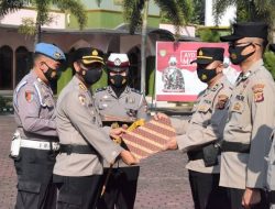 Kapolresta Banyumas Beri Penghargaan Untuk Polisi
