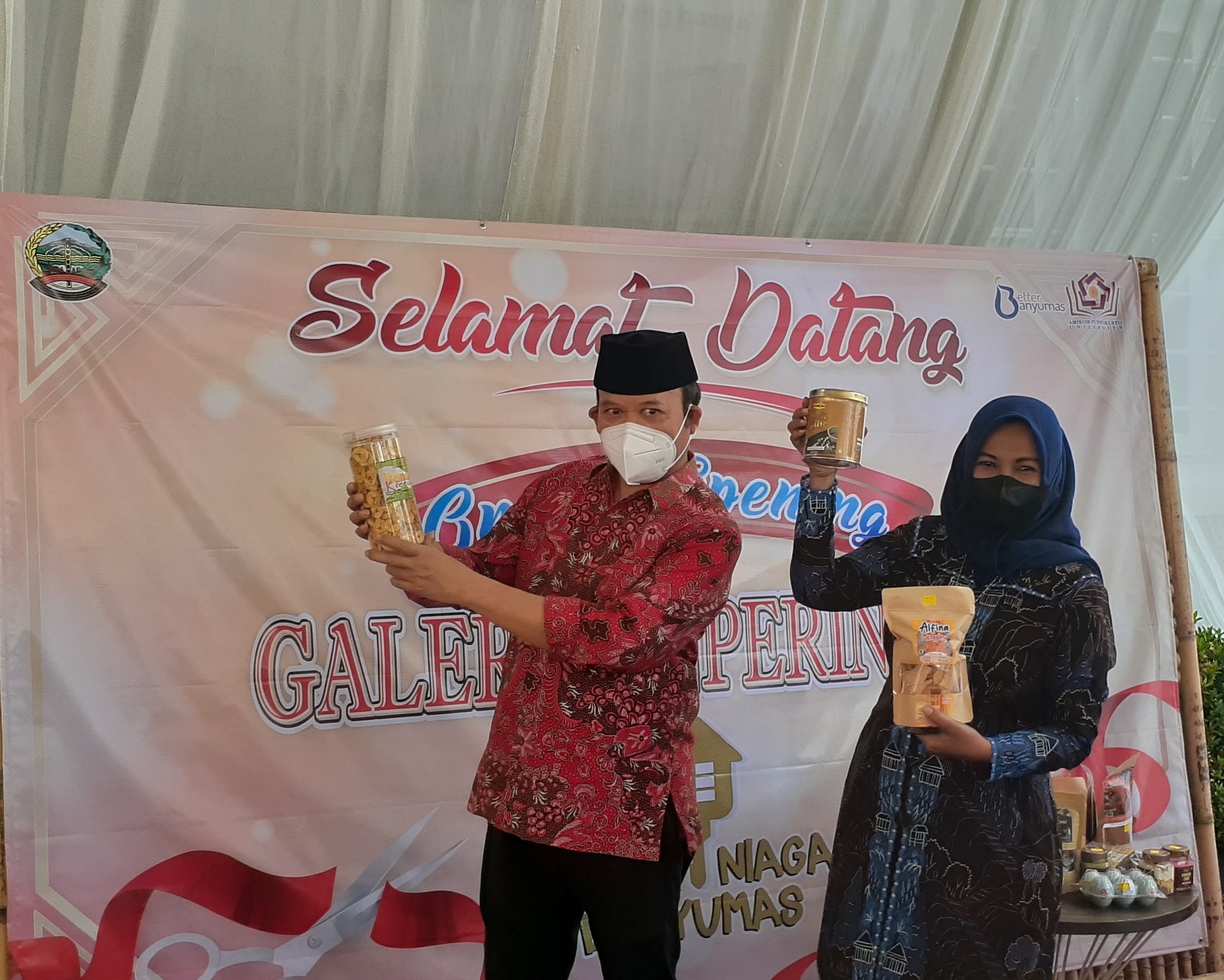 Bupati Banyumas Achmad Husein saat meresmikan Galeri Rumah Niaga Dinperindag