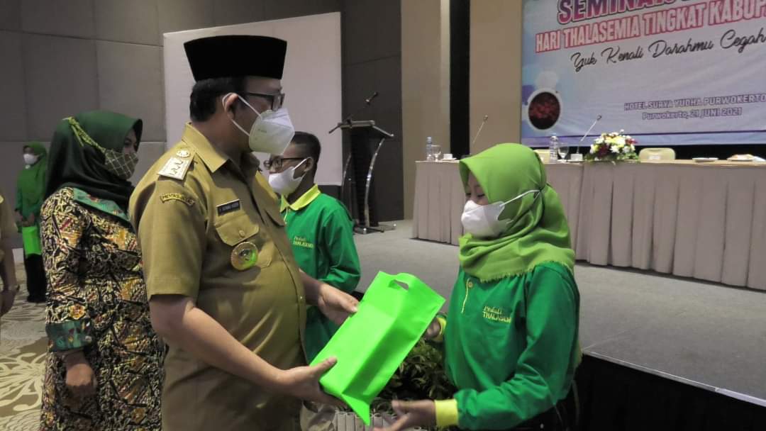Bupati Banyumas Achamd Husein
