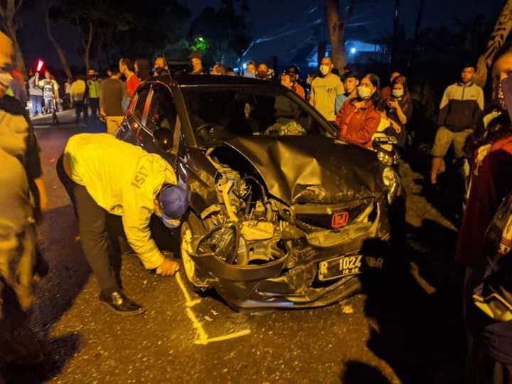 Polisi sedang bertugas mengamkan kondisi pasca kecelakaan