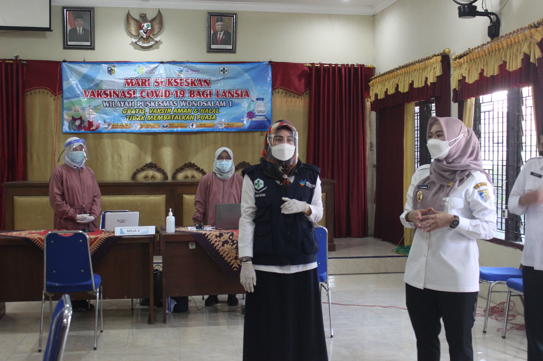 Bupati Demak Eisti'anah saat melakukan monitoring vaksinasi lansia di Puskesmas Guntur II