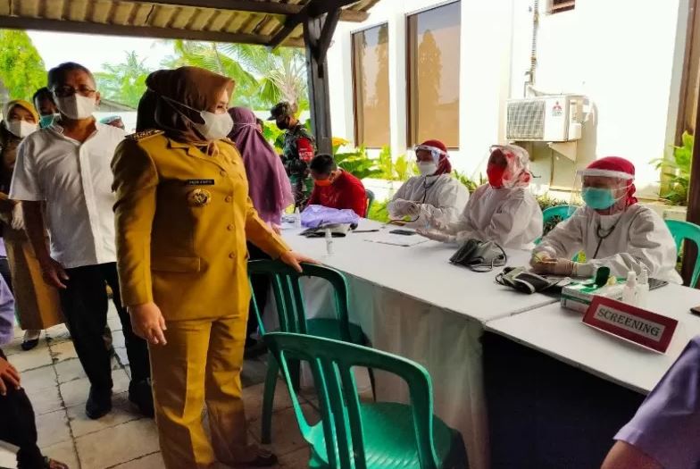 Bupati Pekalongan Fadia Arafiq melakukan pengecekan kegiatan vaksinasi Covid-19 di Pabrik Pismatex Buaran, Pekalongan