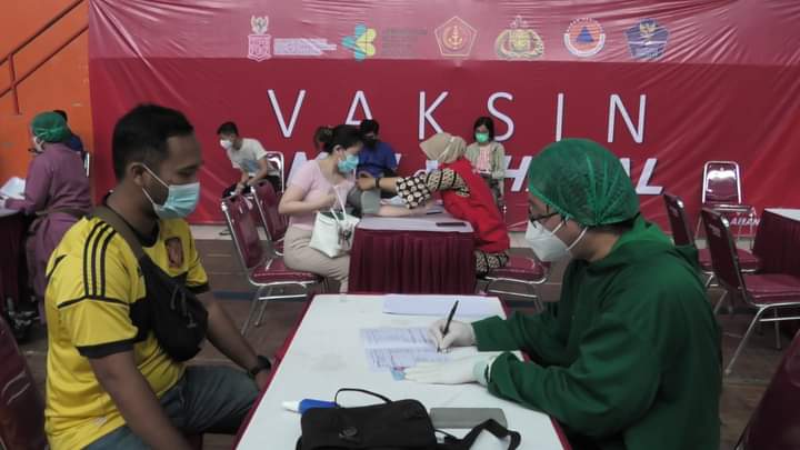 : kegiatan vaksinasi massal di GOR Satria Purwokerto
