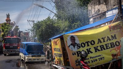 Armada pemadam kebakaran di bawah komando Petugas Satuan Pamong Praja