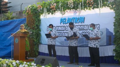 pelantikan direksi RS Aisyiyah Kudus yang unik, dilakukan sambil berjemur di ruang terbuka