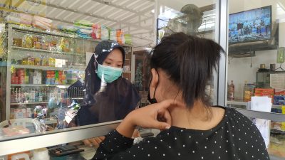 Apoteker di apotek Senawi Rembang